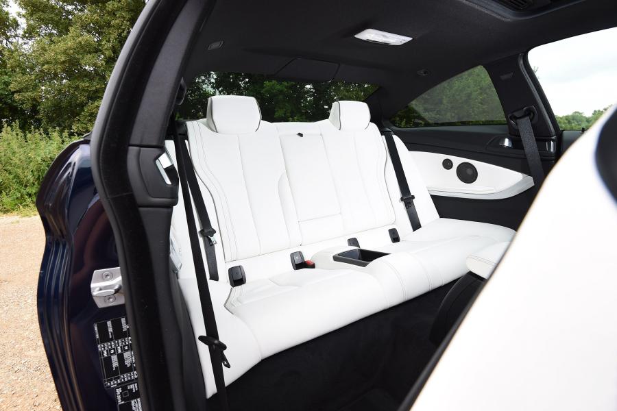 Интерьер BMW 440i Coupe M Sport Package 2016 года  (UK) (фото 17 из 18)